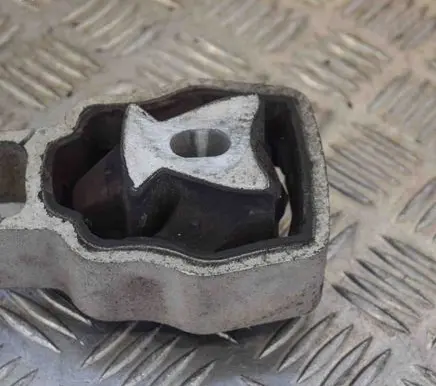 Volvo S60 Engine mount bracket