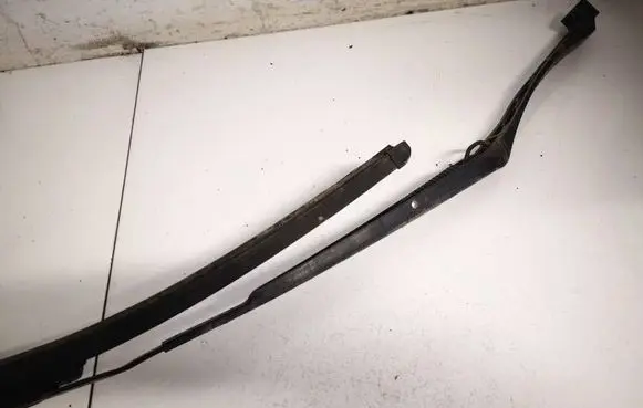 Toyota RAV 4 (XA30) Front wiper blade arm