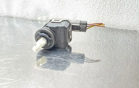 Opel Astra G Headlight level adjustment motor 90590665