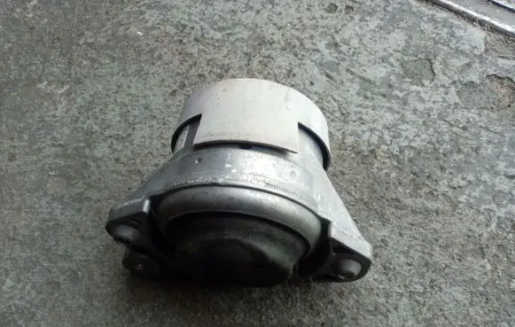 Mercedes-Benz GLC X253 C253 Engine mount bracket 2532401100
