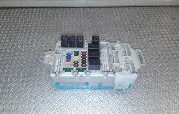 Mitsubishi Grandis Fuse module MR587655
