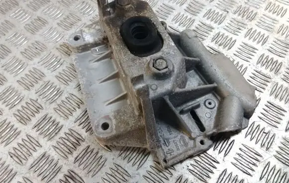 Nissan Note (E11) Engine mount bracket 8200352861