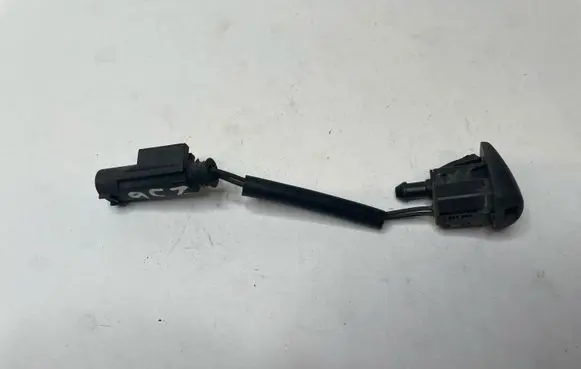 BMW 5 E60 E61 Windshield washer spray nozzle 7046060