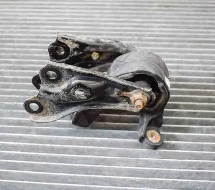 Honda CR-V Engine mount bracket