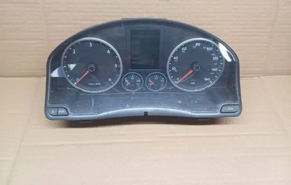 Volkswagen Tiguan Speedometer (instrument cluster) 5N0920970D