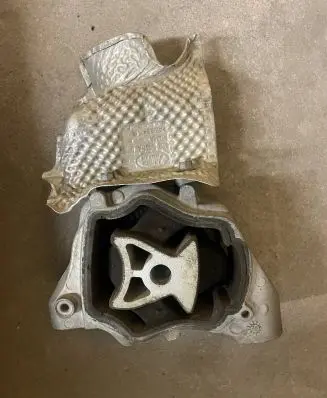 Land Rover Discovery Sport Engine mount bracket TR8070M18