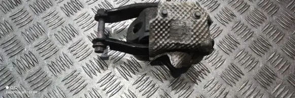 Engine mount vacuum valve