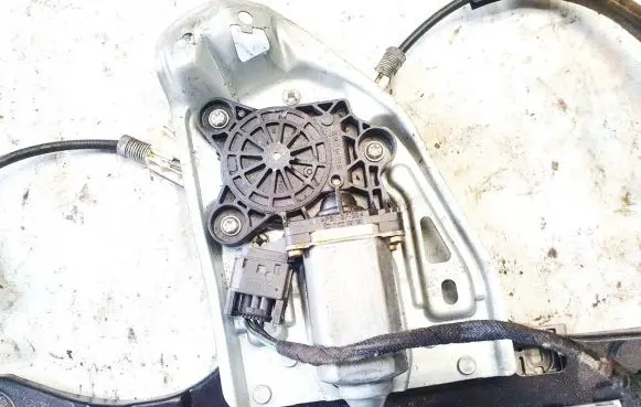 Mercedes-Benz C W203 Front door window regulator motor 119650105 774.30030.03