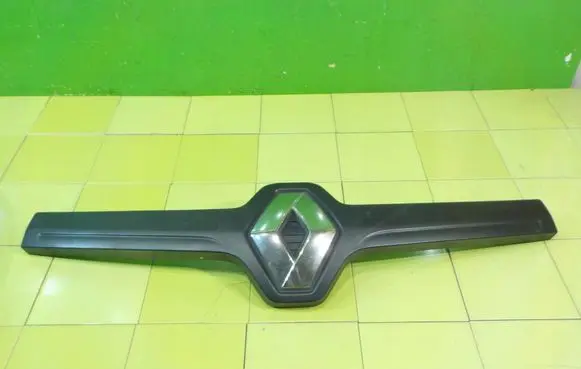 Renault Trafic III (X82) Front bumper upper radiator grill XP194
