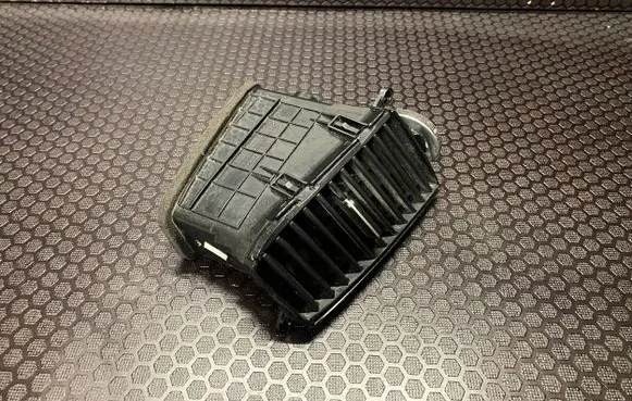 Hyundai Santa Fe Dash center air vent grill 974202B000