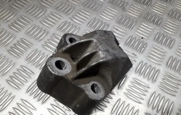 Opel Vectra B Engine mounting bracket 90538041 24495013a