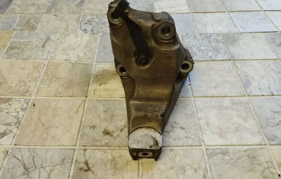 Volkswagen Golf V Generator/alternator bracket 