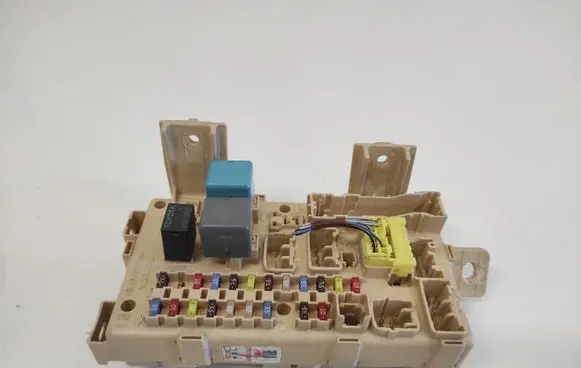 Toyota Avensis T250 Fuse module 04011923550002 1040449288