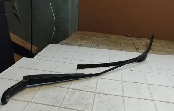 Peugeot 407 Front wiper blade arm