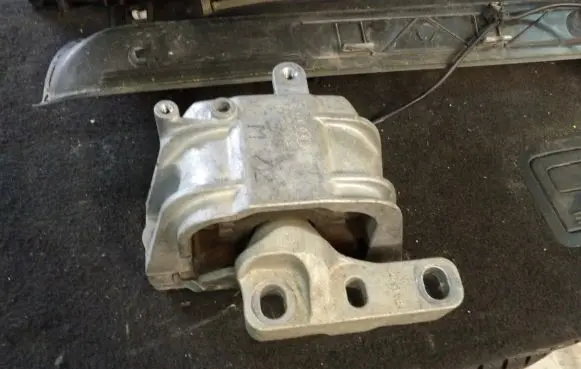 Audi TT TTS Mk2 Engine mount bracket 8J0199262
