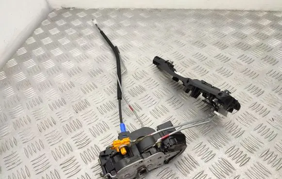 Opel Mokka Front door lock 13579522