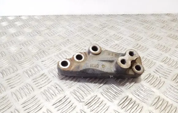Honda CR-V Engine mounting bracket