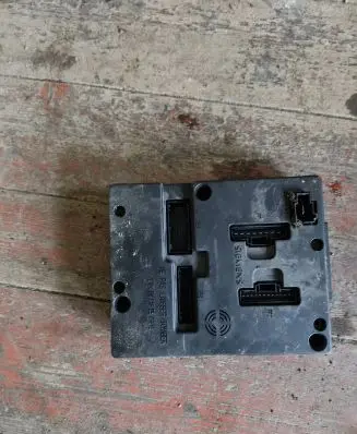 Renault Scenic I Fuse module 7703297930 8108502400B 98330