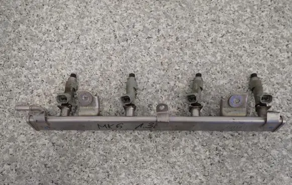 Suzuki Swift I Fuel injector supply line/pipe 