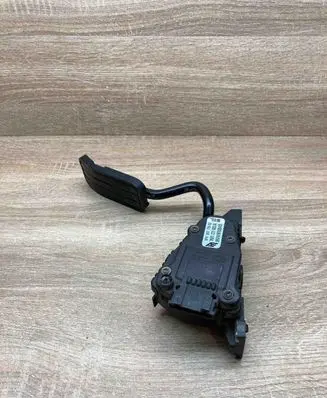 Volkswagen Sharan Accelerator throttle pedal 7M1721603A 98VW9F836AB