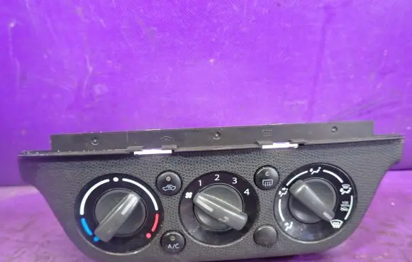 Suzuki Swift I Interior fan control switch 