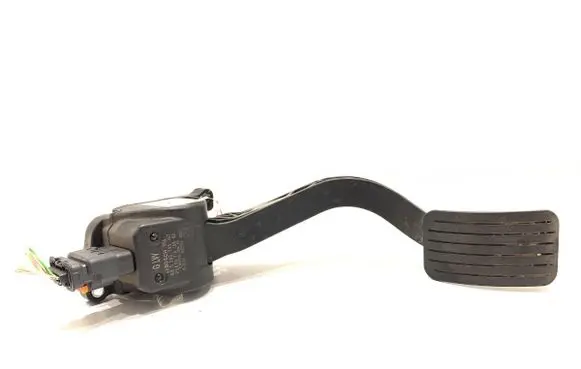 Accelerator throttle pedal