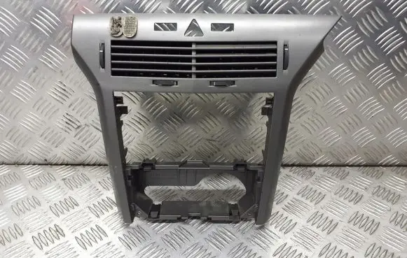 Opel Astra H Radio/GPS head unit trim 331985437