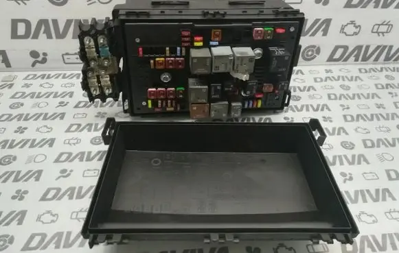 Toyota Prius (XW20) Fuse module 13318785 1110035AB