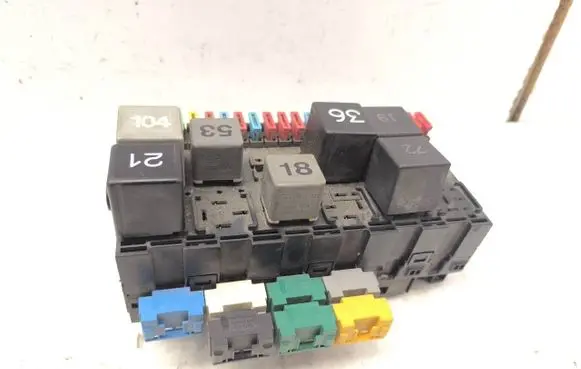 Volkswagen Golf III Fuse module 357937039