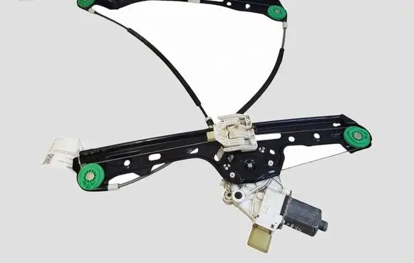 BMW 1 E81 E87 Front door window regulator with motor 7067795S 0130822226