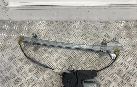 Nissan Pathfinder R51 Front door manual window regulator 400847B 0847