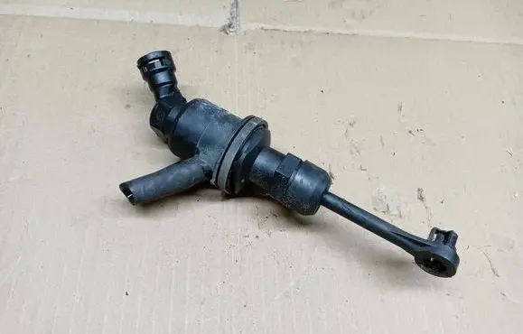 Nissan Juke I F15 Clutch master cylinder 306101U60A