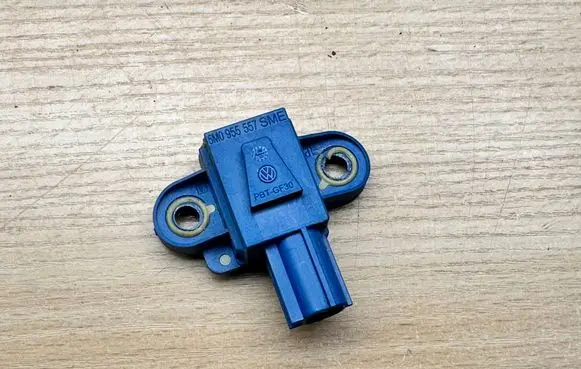 Volkswagen Golf Plus Airbag deployment crash/impact sensor 5M0955557
