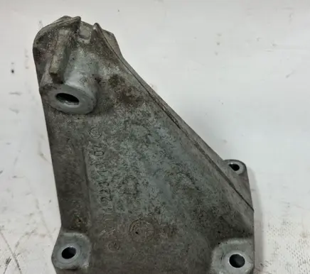 Engine mounting bracket