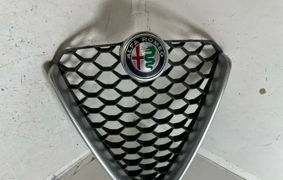 Alfa Romeo Giulia Front bumper upper radiator grill 156119585