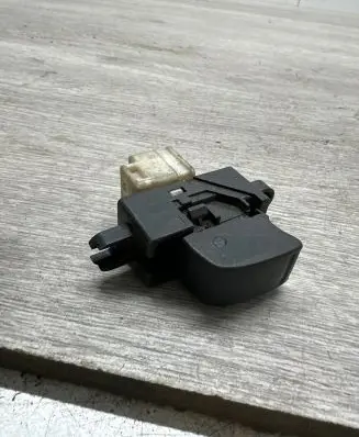 Nissan Almera Tino Electric window control switch 05237