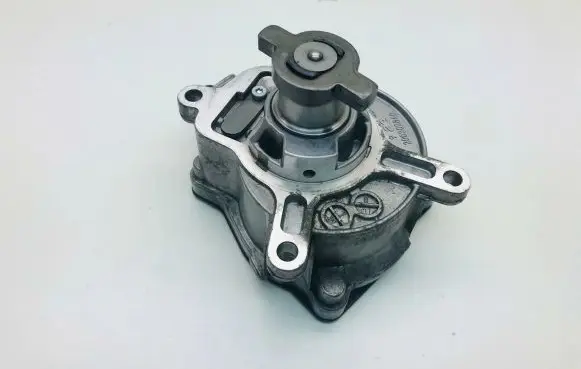 Volkswagen Jetta V Vacuum pump 07K145100C