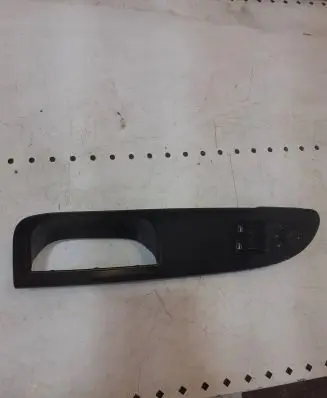 Volkswagen PASSAT B6 Front door handle cover 