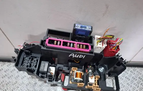 Audi A4 S4 B8 8K Fuse module 8K2937503B