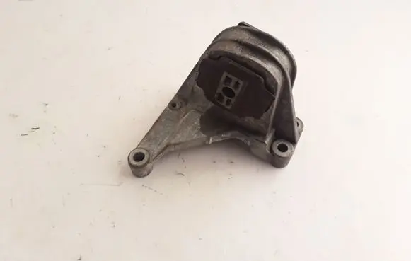 Volvo XC70 Engine mount bracket