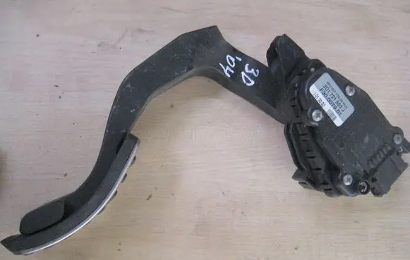 Volkswagen Phaeton Accelerator throttle pedal 3D1721503J
