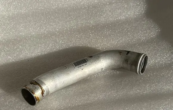 Engine coolant pipe/hose