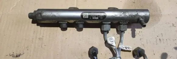 Land Rover Discovery 4 - LR4 Fuel main line pipe 0445216028