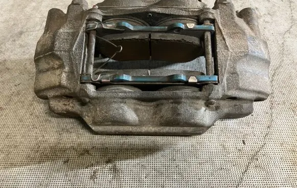 Toyota Land Cruiser (J150) Front brake caliper