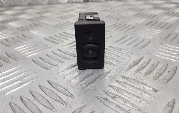 Volkswagen PASSAT B5.5 Seat heating relay 3B0963564C