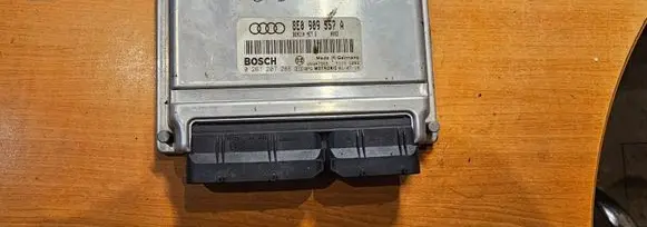 Audi A4 S4 B5 8D Engine control unit/module 8E0909557A 0261207286