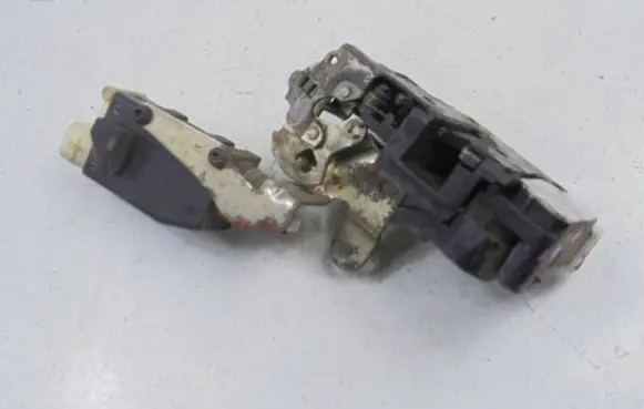 Opel Sintra Front door lock 16624433