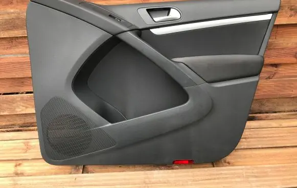 Volkswagen Tiguan Front door card panel trim