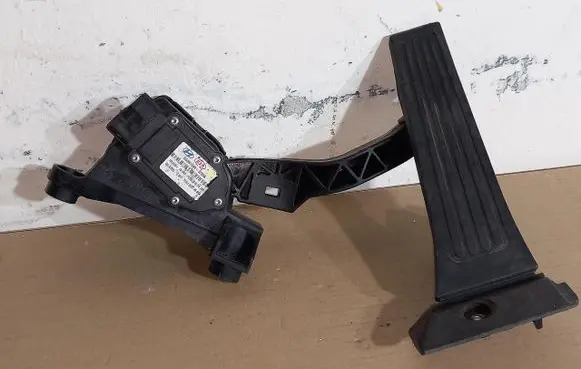 Hyundai i40 Accelerator throttle pedal 327272T900