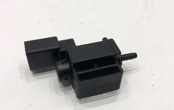 Audi A4 S4 B8 8K Fuel pressure regulator 